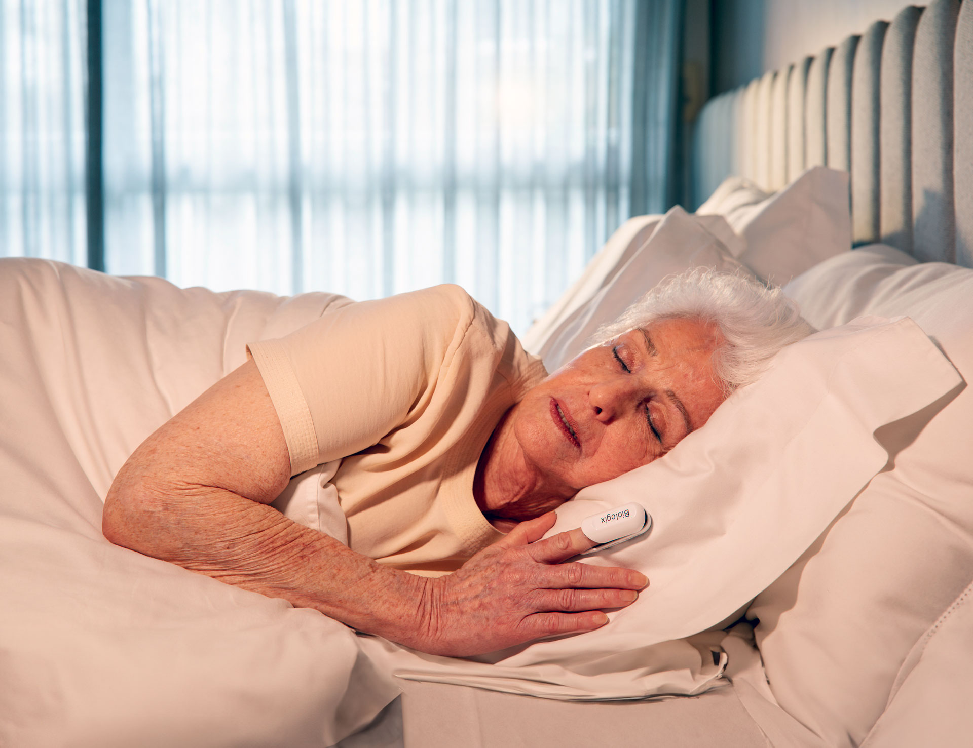 Pessoa descansando tranquilamente após tratamento para apneia do sono - sono reparador
