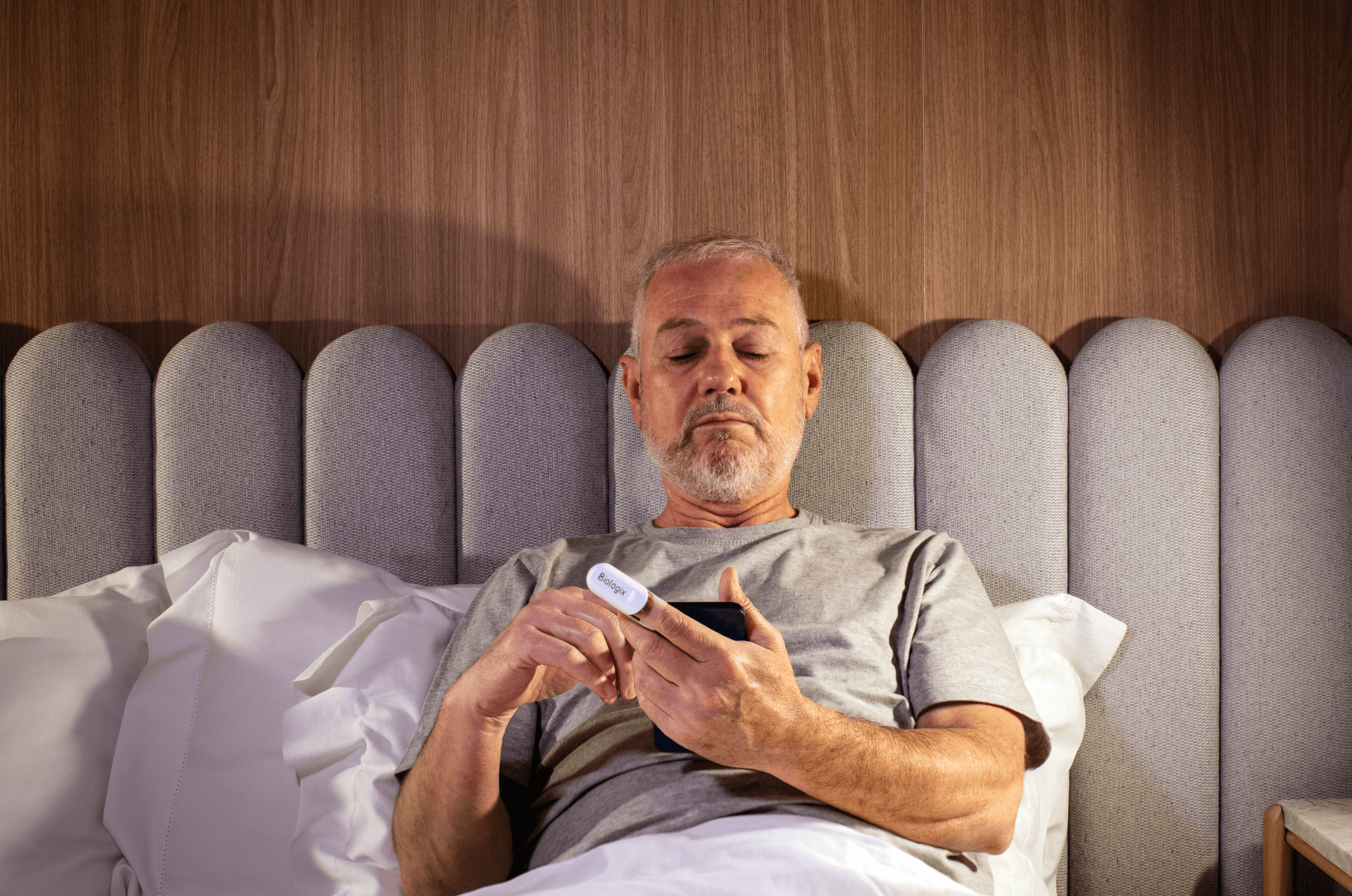 Dispositivo de polissonografia sendo usado para monitoramento do sono domiciliar - tecnologia avançada e não invasiva para diagnóstico de apneia do sono